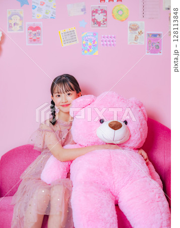 ピンクの部屋で撮影した女の子のポートレート 128113848