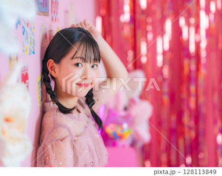 ピンクの部屋で撮影した女の子のポートレート 128113849