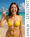 バカンスに浮かれる水着の若い女性 128113907