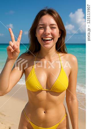 バカンスに浮かれる水着の若い女性 128113907