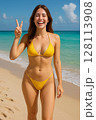満面の笑みで海辺にいる水着の若い女性 128113908