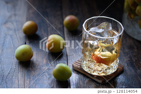 梅酒ロックと青梅の透明感 和モダンな涼風イメージ 梅酒ロックと青梅の透明感 和モダンな涼風イメージ 128114054