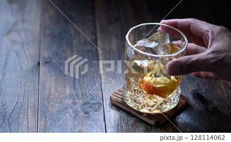 梅酒ロックと青梅の透明感 和モダンな涼風イメージ 128114062