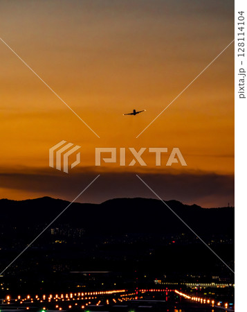 ジェット機の黄昏れテイクオフ 128114104