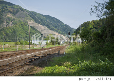 京都丹後鉄道宮舞線　のんびりした雰囲気の中真っ直ぐに伸びる線路 128114124
