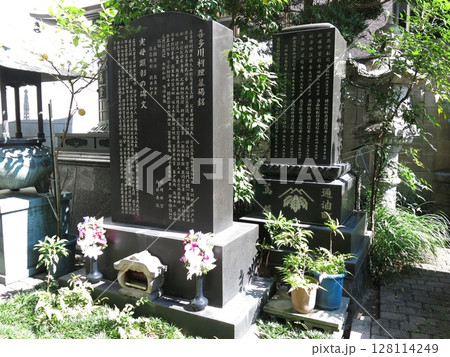 台東区の正法寺にある蔦屋重三郎の顕彰碑と墓碑 128114249