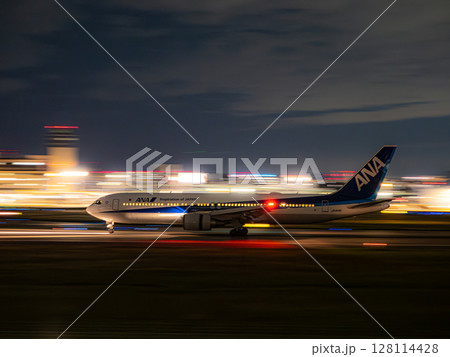 ジェット機の流し撮りランデング ジェット機の流し撮りランデング 128114428