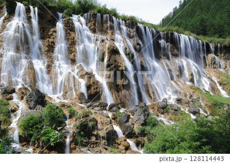 壮大な滝 128114443
