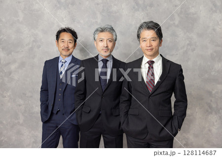 ミドルエイジ男性ビジネスパーソン 128114687