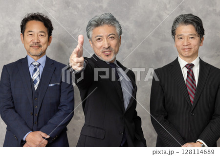 指差しをするミドルエイジ男性ビジネスパーソン 指差しをするミドルエイジ男性ビジネスパーソン 128114689