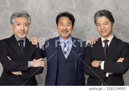 笑顔のミドルエイジ男性ビジネスパーソンのグループ 笑顔のミドルエイジ男性ビジネスパーソンのグループ 128114695