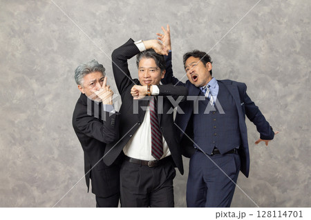 ハイテンションのミドルエイジ男性ビジネスパーソン ハイテンションのミドルエイジ男性ビジネスパーソン 128114701