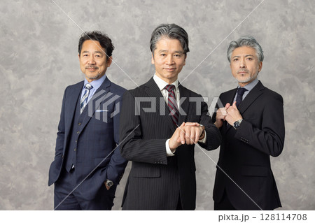 エグゼクティブミドルエイジ男性ビジネスパーソン エグゼクティブミドルエイジ男性ビジネスパーソン 128114708
