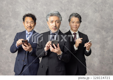 スマートフォンで検索するミドルエイジ男性ビジネスパーソン 128114721