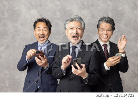 スマートフォンで検索するミドルエイジ男性ビジネスパーソン 128114722