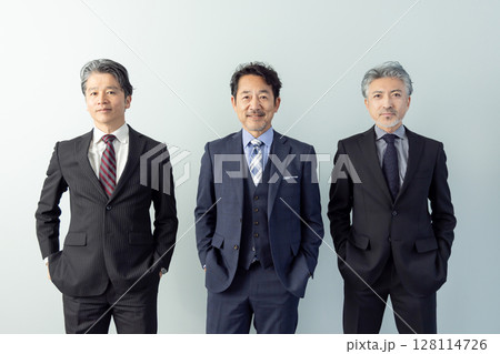 ミドルエイジ男性ビジネスパーソン 128114726