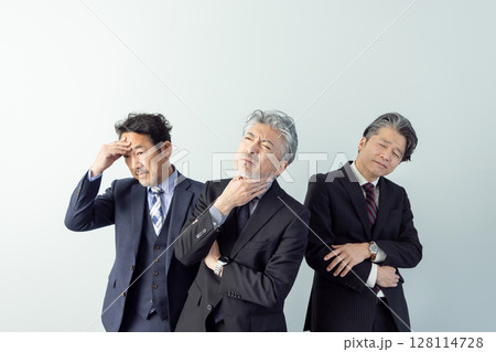 悩みが多い中高年男性ビジネスパーソン 悩みが多い中高年男性ビジネスパーソン 128114728