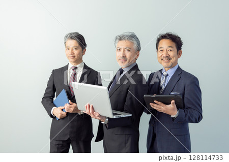 ミドルエイジ男性ビジネスパーソン 128114733