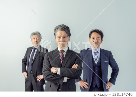 ハイクラスミドルエイジ男性ビジネスパーソンのグループ 128114740