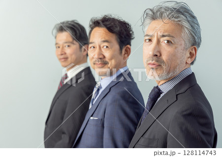 振り向くミドルエイジ男性ビジネスパーソンのグループ 128114743