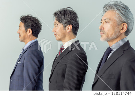 横向きのミドルエイジ男性ビジネスパーソンのグループ 横向きのミドルエイジ男性ビジネスパーソンのグループ 128114744