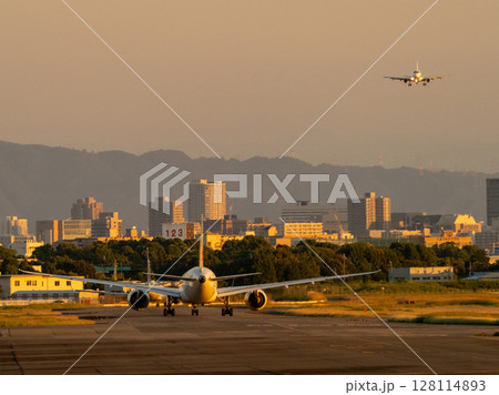 ジェット機の黄昏れテイクオフ 128114893