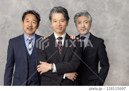 ミドルエイジ男性ビジネスパーソン ミドルエイジ男性ビジネスパーソン 128115097