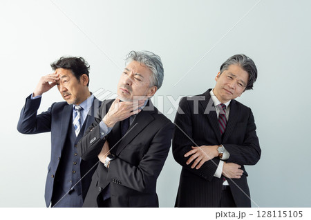 悩みが多い中高年男性ビジネスパーソン 悩みが多い中高年男性ビジネスパーソン 128115105