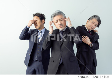 頭痛・眼精疲労・肩凝りを発症した中高年男性ビジネスパーソン 128115106