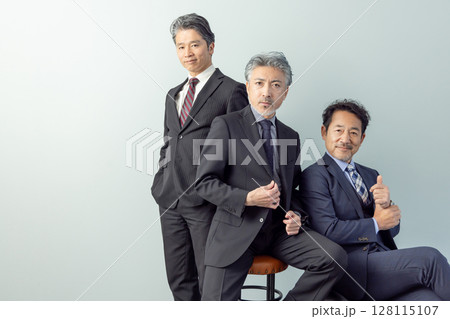 かっこいいミドルエイジ男性ビジネスパーソン 128115107