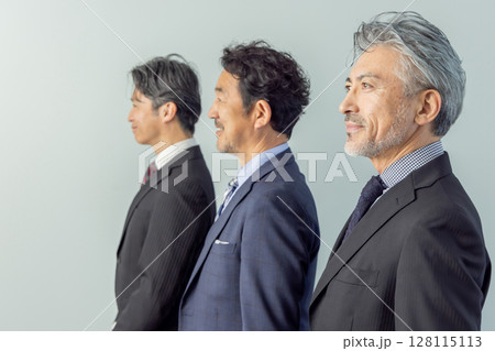 横向きのミドルエイジ男性ビジネスパーソンのグループ 横向きのミドルエイジ男性ビジネスパーソンのグループ 128115113