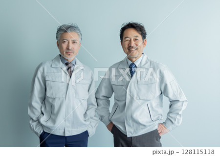 作業服を着たミドルエイジ男性 作業服を着たミドルエイジ男性 128115118