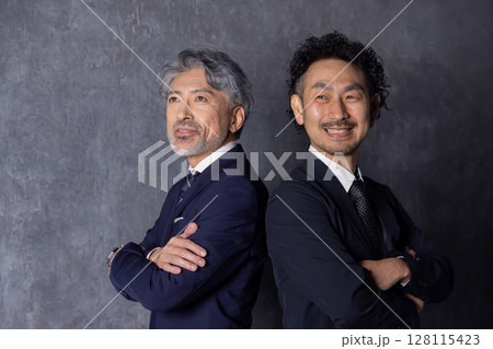 エグゼクティブミドル男性ビジネスマン 128115423