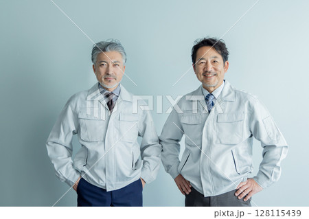 作業服を着たミドルエイジ男性 作業服を着たミドルエイジ男性 128115439
