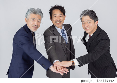 円陣で手を重ねるミドルエイジ男性ビジネスパーソン 円陣で手を重ねるミドルエイジ男性ビジネスパーソン 128115442