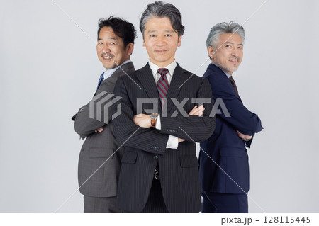 ハイクラスミドルエイジ男性ビジネスパーソン 128115445