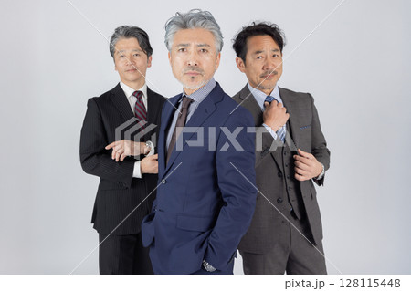 ハイクラスミドルエイジ男性ビジネスパーソン 128115448