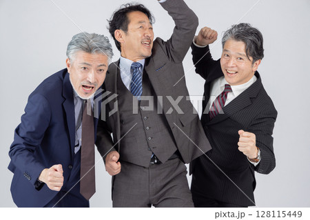 ハイテンションのミドルエイジ男性ビジネスパーソン 128115449