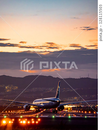 ジェット機の黄昏れテイクオフ ジェット機の黄昏れテイクオフ 128115503