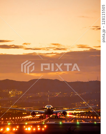 ジェット機の黄昏れテイクオフ ジェット機の黄昏れテイクオフ 128115505
