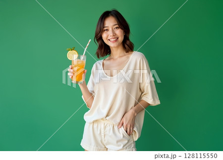 爽やかな笑顔の女性と夏のフルーツドリンク｜グリーン背景のサマーイメージ【Generative AI】 128115550