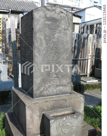 台東区の源空寺にある伊能忠敬の墓 128115668