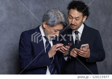 スマートフォンで検索するミドルビジネスマン スマートフォンで検索するミドルビジネスマン 128115977