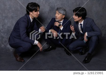 異動や左遷など社内の噂を話す上司と部下の社内政治イメージ 異動や左遷など社内の噂を話す上司と部下の社内政治イメージ 128115991