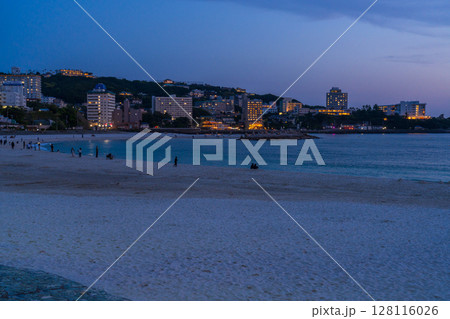 《和歌山県》日没の白良浜のビーチ・南紀白浜 128116026