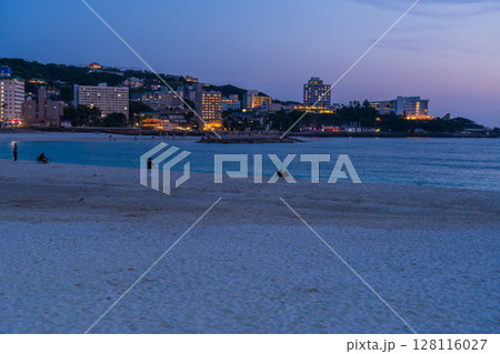 《和歌山県》日没の白良浜のビーチ・南紀白浜 《和歌山県》日没の白良浜のビーチ・南紀白浜 128116027