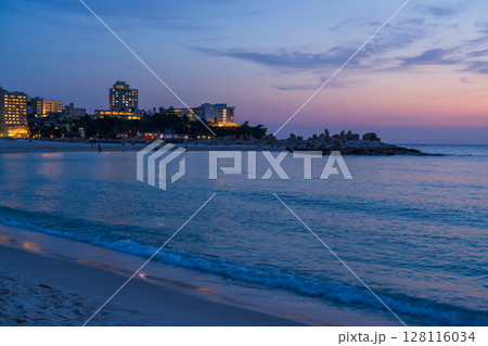 《和歌山県》日没の白良浜のビーチ・南紀白浜 128116034