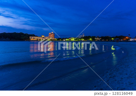 《和歌山県》日没の白良浜のビーチ・南紀白浜 128116049
