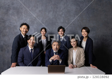 会社一丸となって取り組むビジネスイメージ 会社一丸となって取り組むビジネスイメージ 128116092