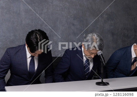 謝罪会見や株主総会などのビジネスイメージ 128116098